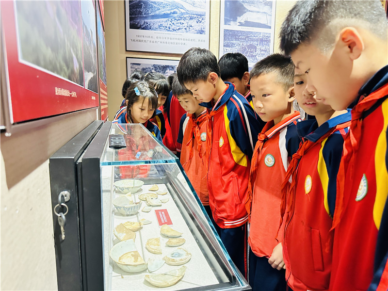 鳳田小學組織學生看展品.jpg