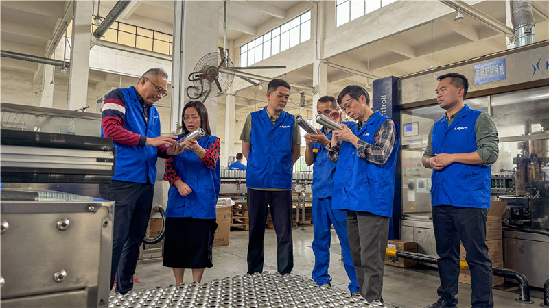 參觀廣東萊雅新化工科技有限公司生產車間.jpg