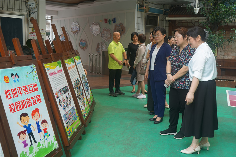 調研組參觀幼兒園校園文化建設。 (1).jpg