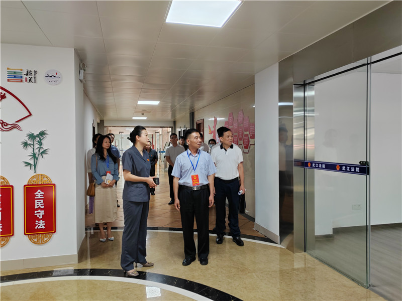 在法院實地察看辦公現場.jpg