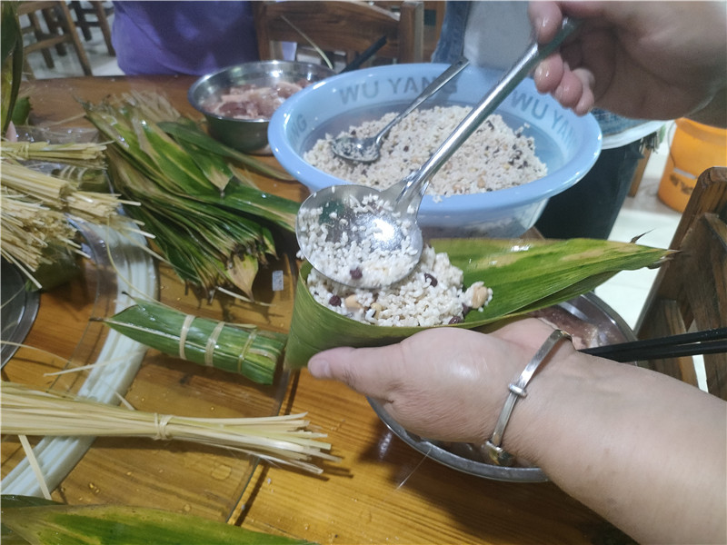包粽子特寫.jpg