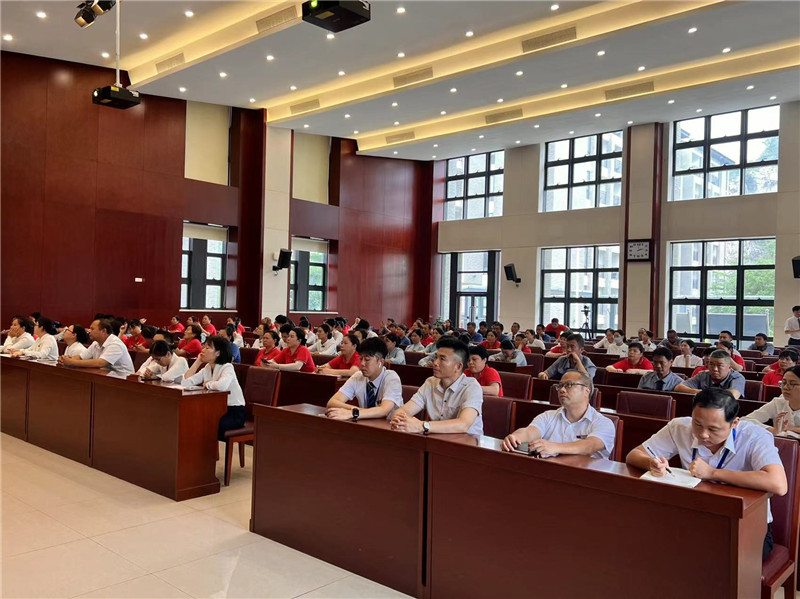 企業職工認真聆聽.jpg