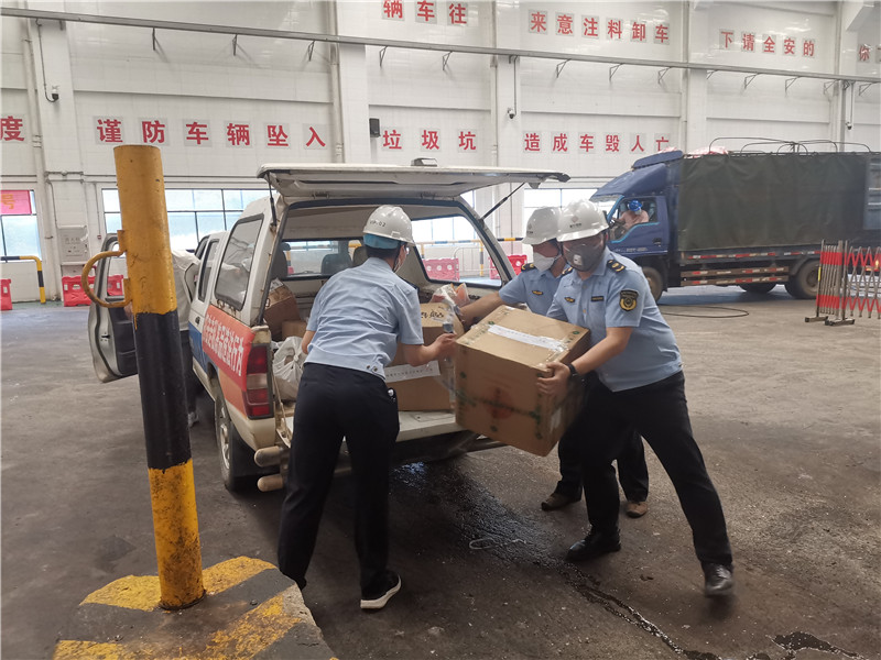 執法人員搬卸侵權物品.jpg