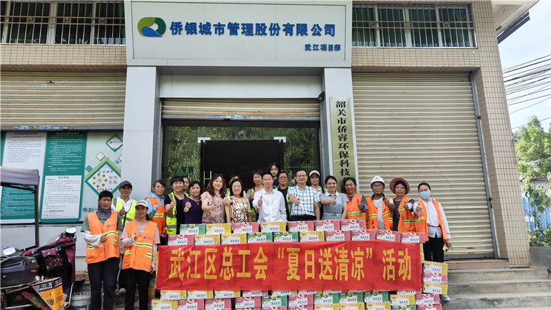 前往僑睿環(huán)?？萍加邢薰疚繂柇h(huán)衛(wèi)工人.jpg