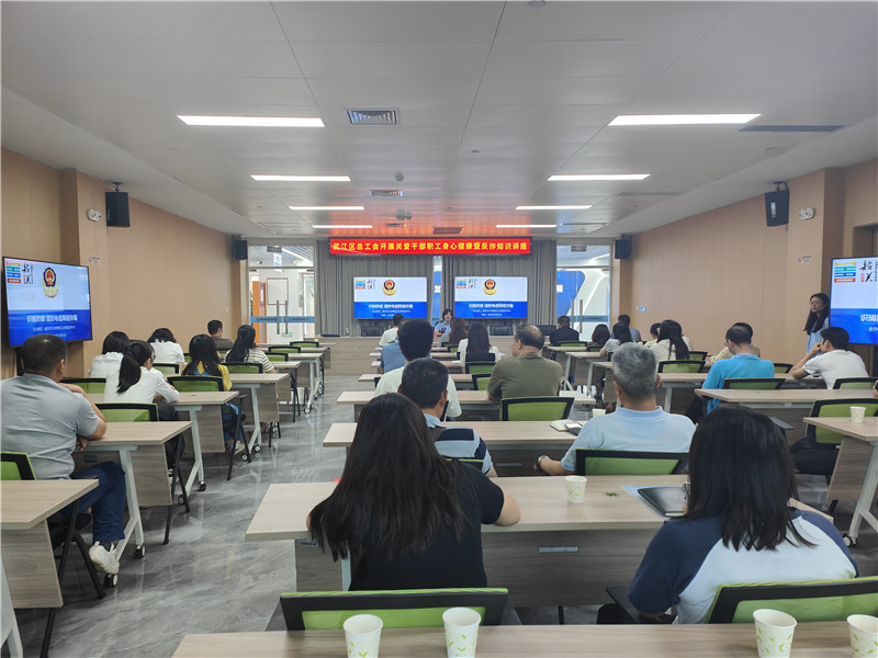 武江區公安分局歐家良為職工群眾開展預防電信詐騙宣傳.jpg