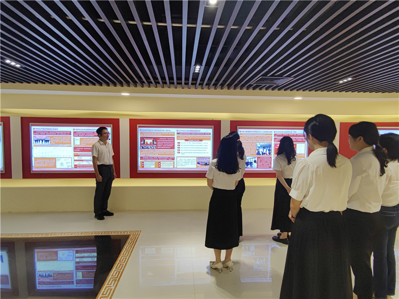 婦聯干部駐足觀看展覽圖片.jpg