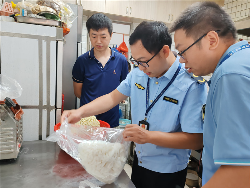 執法人員對網絡餐飲店開展監督檢查.jpg