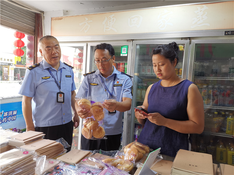 執法人員檢查食品保質期及儲存條件.jpg