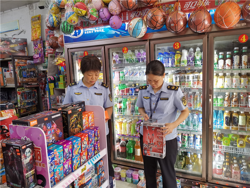 執法人員使用“粵品通”小程序檢查產品質量信息.jpg
