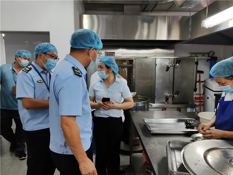 執(zhí)法人員檢查食品加工制作情況.jpg