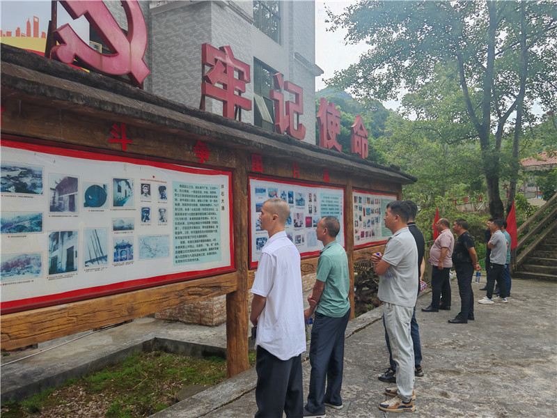 參觀紅軍長征歷史文化宣傳欄.jpg