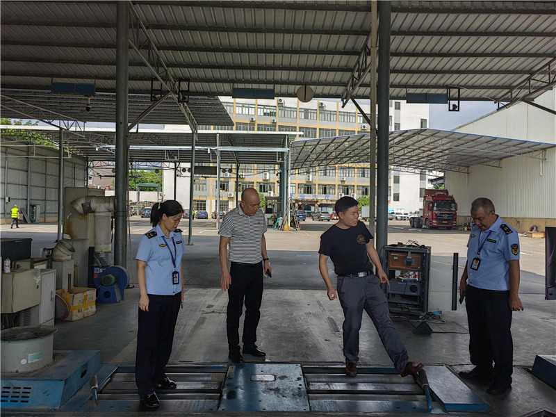 執(zhí)法人員開展機(jī)動(dòng)車檢測(cè)機(jī)構(gòu)專項(xiàng)檢查.jpg