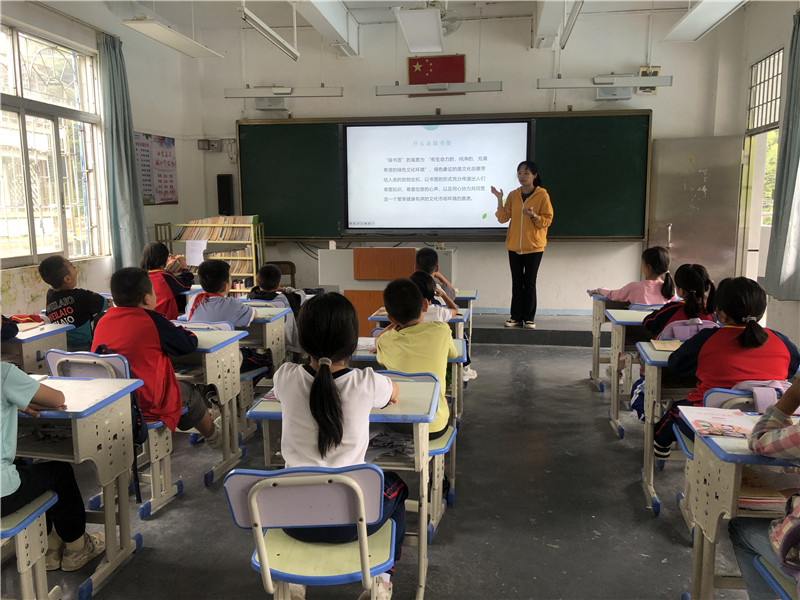 志愿者向小朋友講解“什么是綠書簽”.jpg
