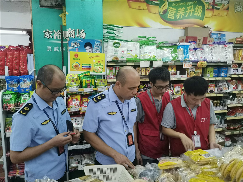 執法人員和第三方抽檢人員開展食品抽檢.jpg