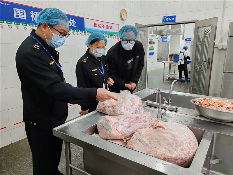 執法人員開展肉類專項檢查.jpg