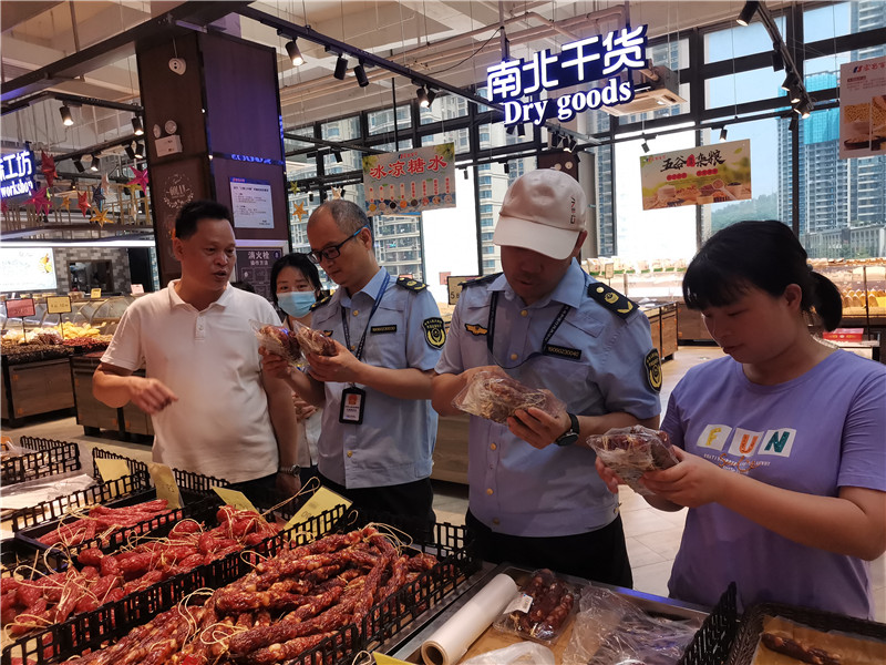 執法人員開展肉制品檢查.jpg