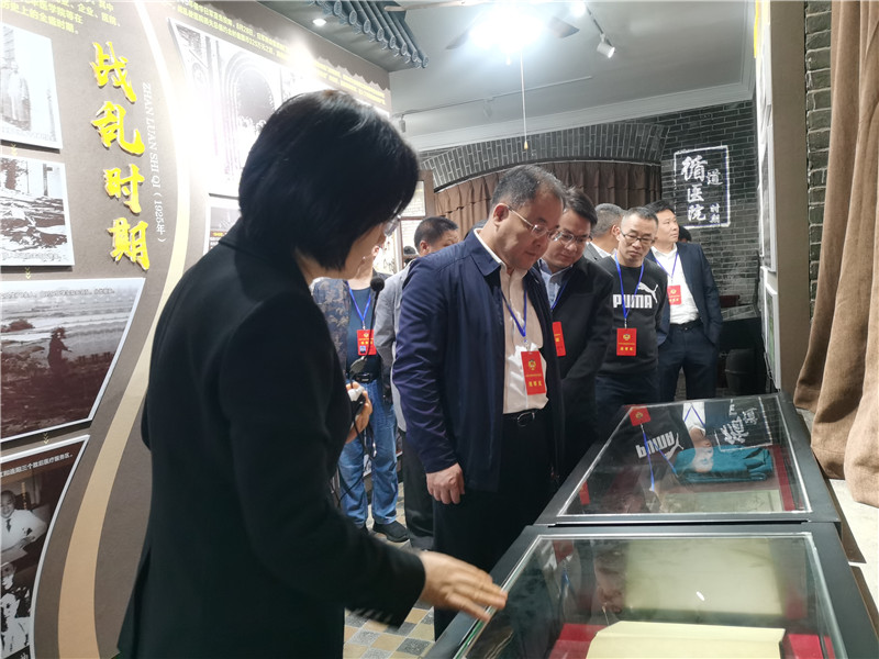 視察組參觀粵北人民醫(yī)院院史館.jpg