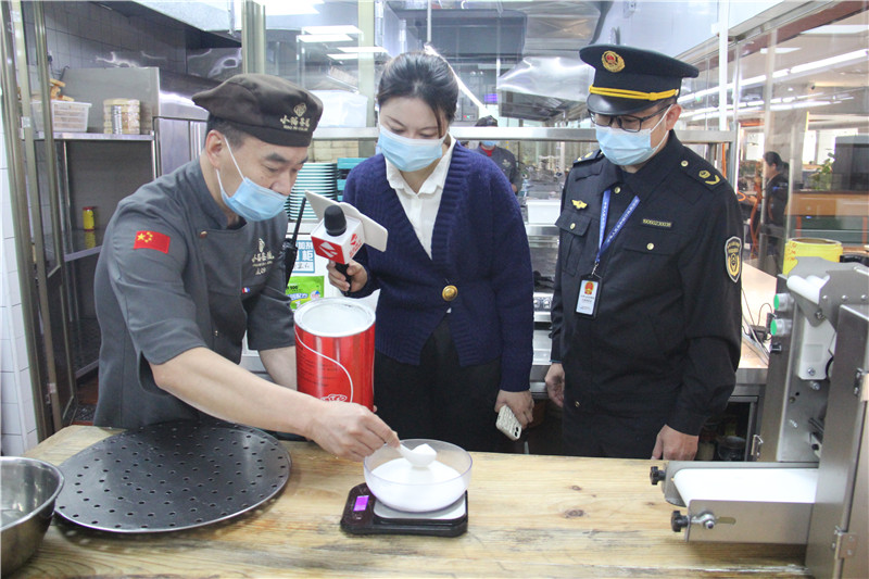 餐館后廚人員演示如何使用食品添加劑制作包點.jpg