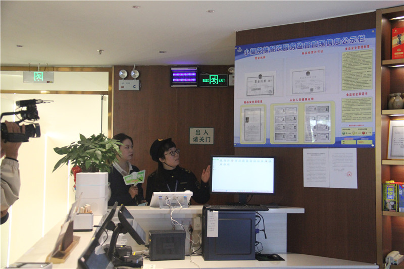 執法人員檢查餐館信息公示欄.jpg