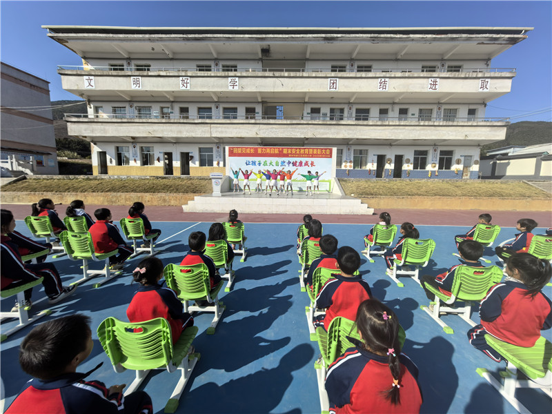 圖2：鳳田小學孩子們在期末匯報表演.jpg