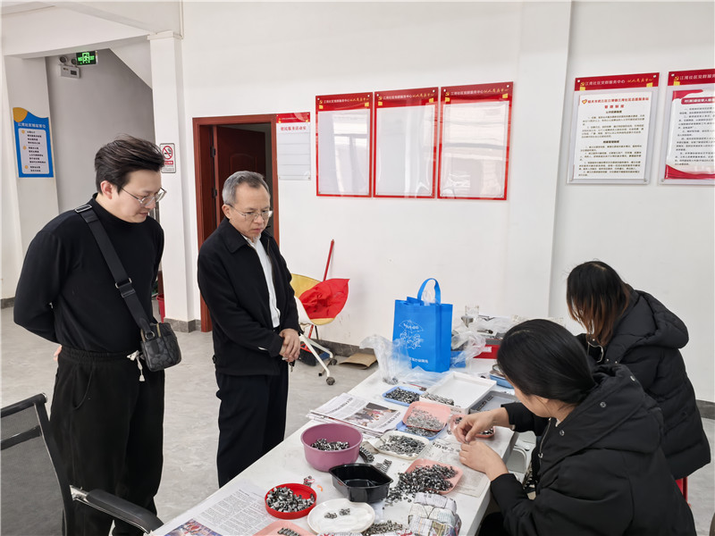 實地調研新引進的人工裝配手表帶項目.jpg