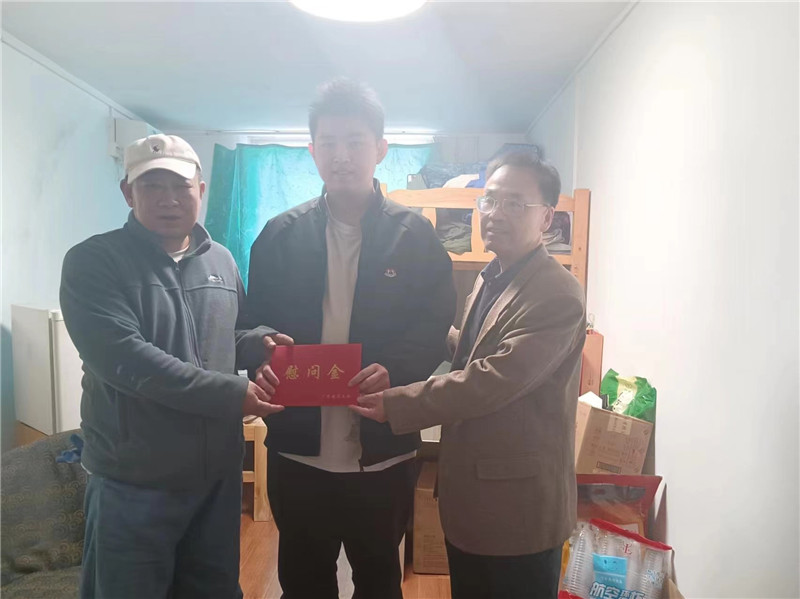 慰問困難職工鄧元春.jpg