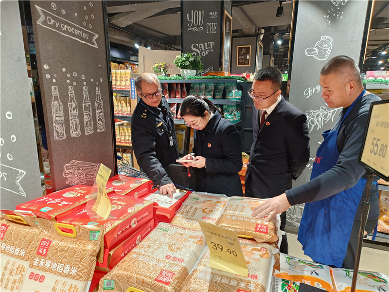 區市場監管局聯合區檢察院開展食品安全檢查.jpg