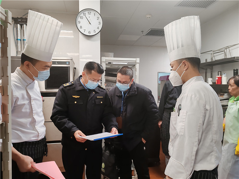 執法人員檢查餐飲店從業人員健康管理情況.jpg