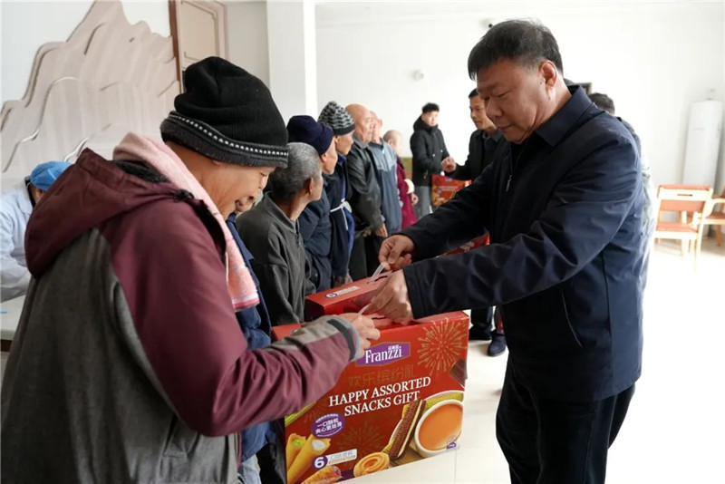 區委書記張廣暉實地調研項目建設情況并赴區福利院看望慰問老人