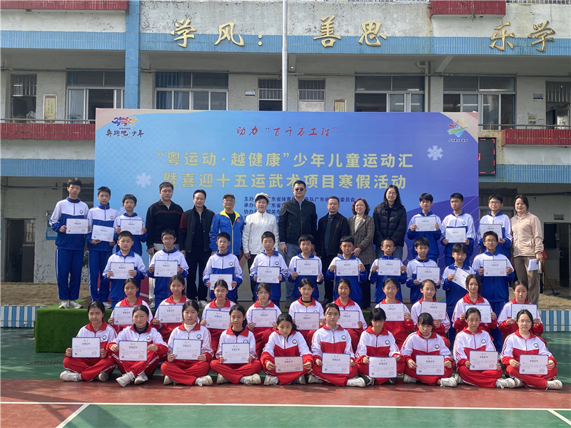 領導學生合影.jpg