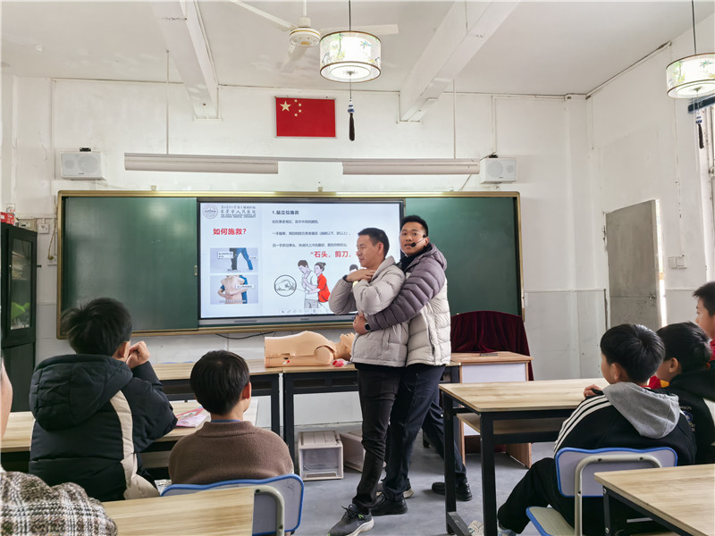 現(xiàn)場示范海姆立克急救法動作.jpg