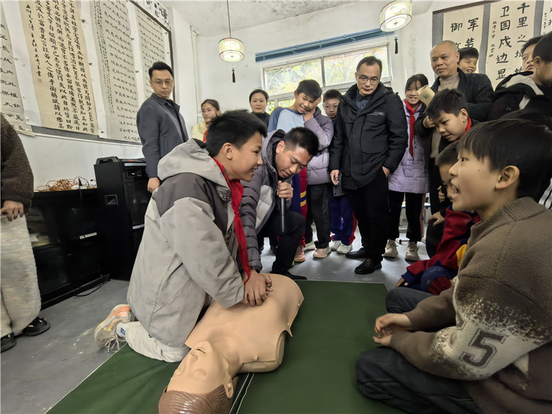 學(xué)生進(jìn)行心肺復(fù)蘇（CPR）實(shí)操練習(xí).jpg