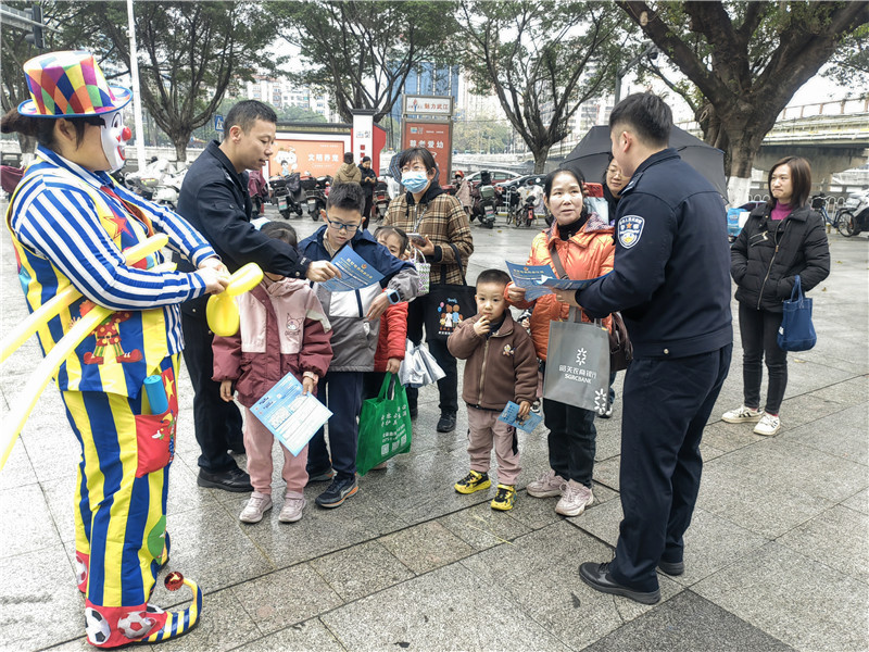 公安局為青少年發放預防網絡電信詐騙等宣傳資料.jpg