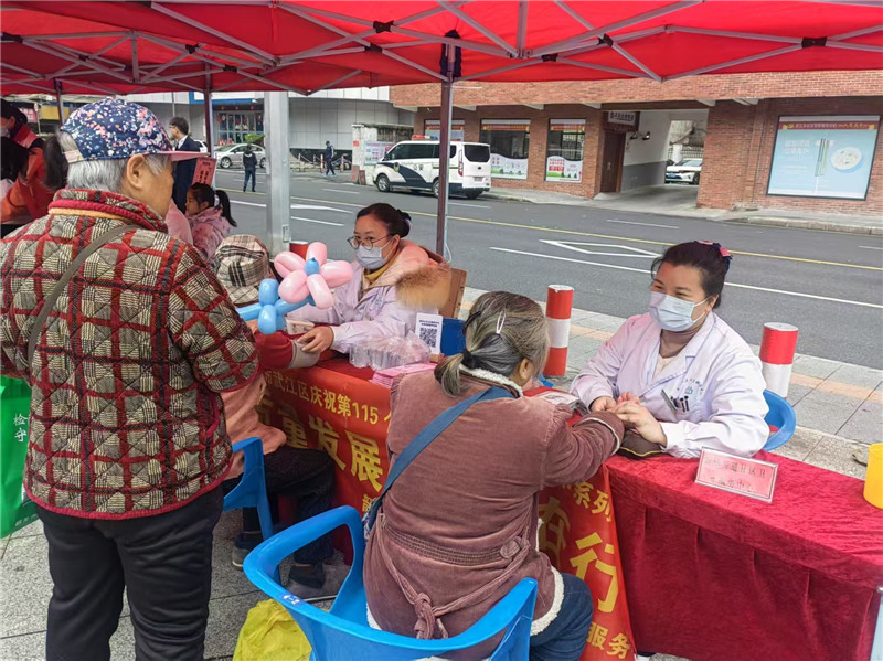 為現場群眾開展中醫問診把脈、量血壓等體驗服務.jpg