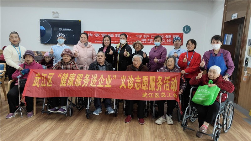 為鎏花康養院老人和職工開展義診.jpg