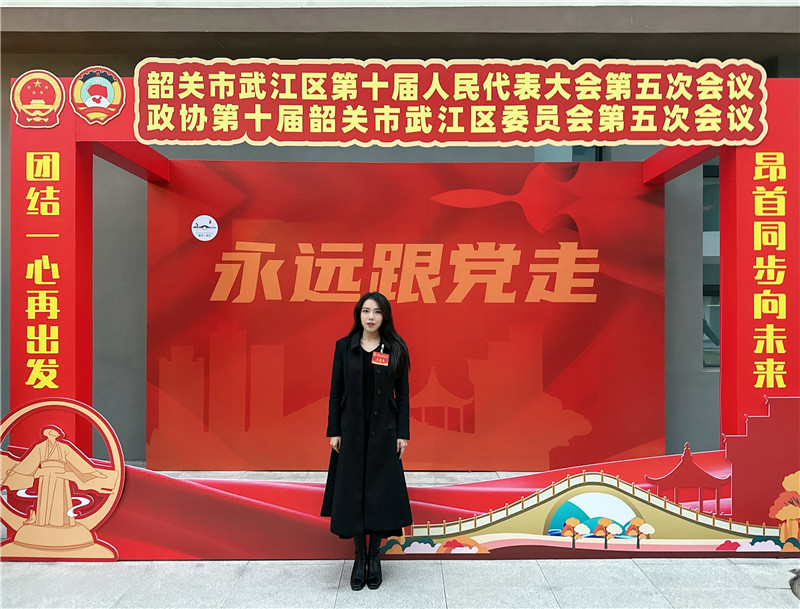 張日丹在會議現場.jpg