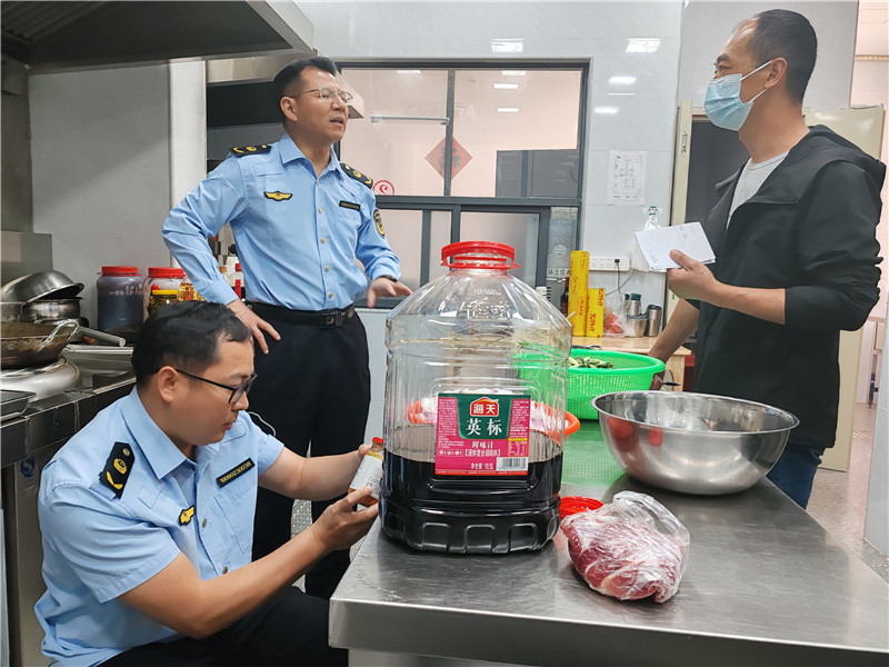 執(zhí)法人員檢查食材是否過期.jpg