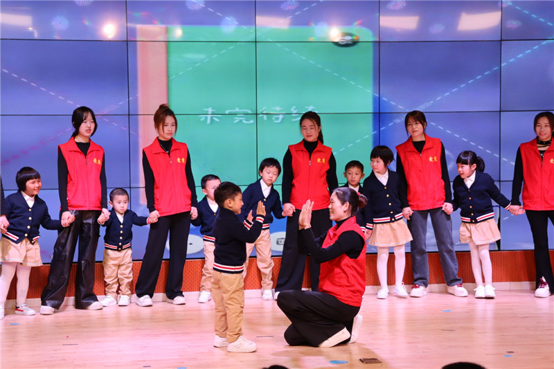 愛慧自閉癥康復中心師生表演.jpg