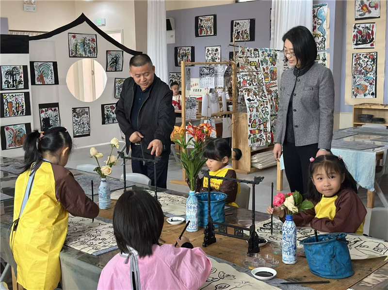 與會人員觀摩資源中心幼兒活動.jpg