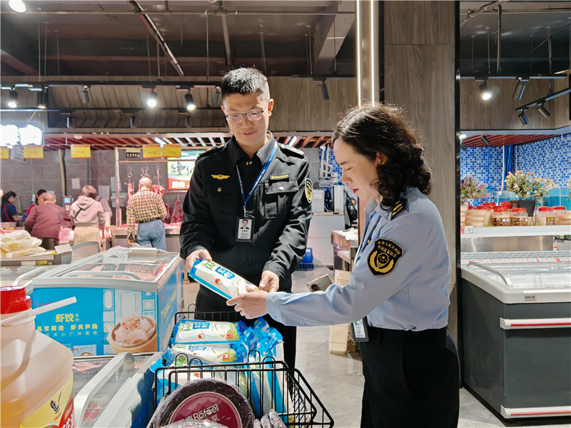 執法人員檢查地理標志產品龍口粉絲.jpg