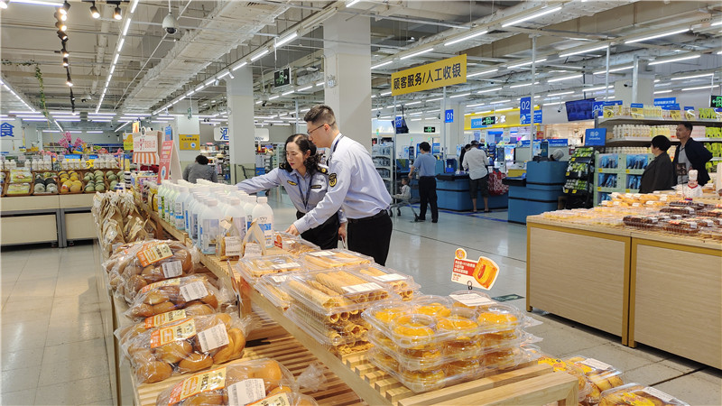 執(zhí)法人員在超市開(kāi)展檢查.jpg