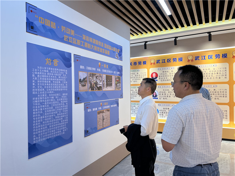 勞模代表觀看攝影展.jpg