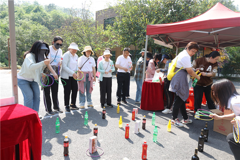 西河鎮工聯會會員在補給點開展套圈圈小游戲.jpg
