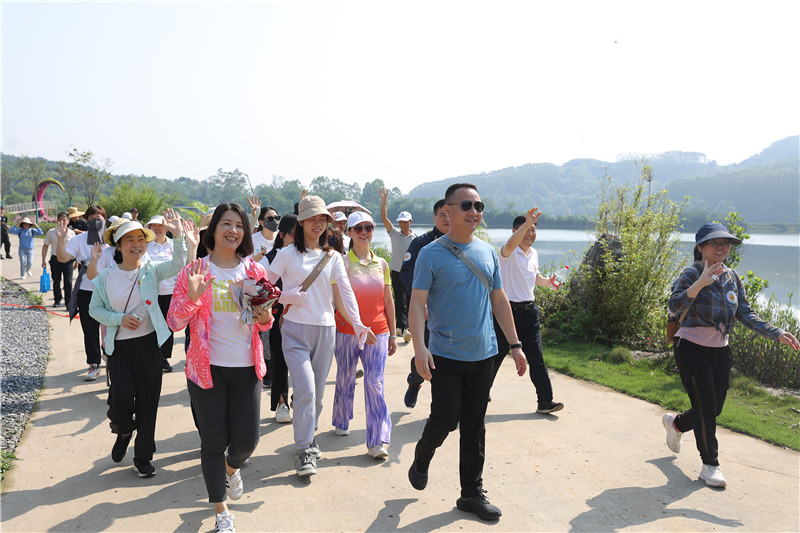 西河鎮工聯會會員在南嶺詩意文化康養園環湖路徒步.jpg