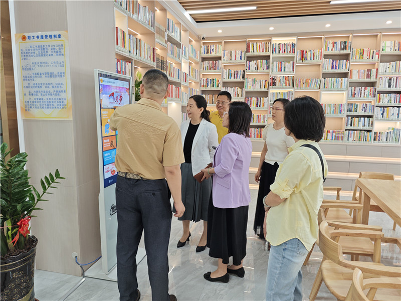 參觀職工書屋.jpg