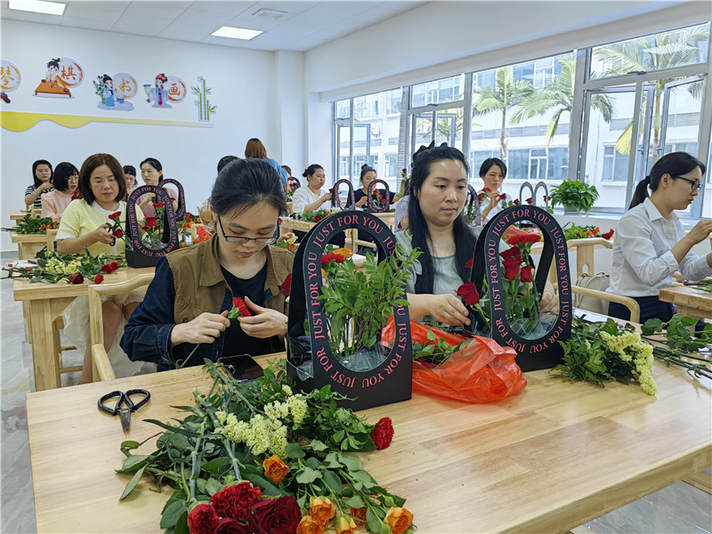 女職工插花體驗.jpg