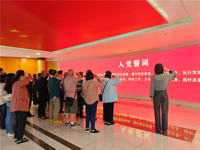 黨總支部書記帶領大家宣讀入黨誓詞.jpg