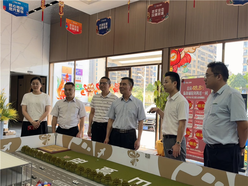 區人大主任到四達國際商業綜合體調研.jpg