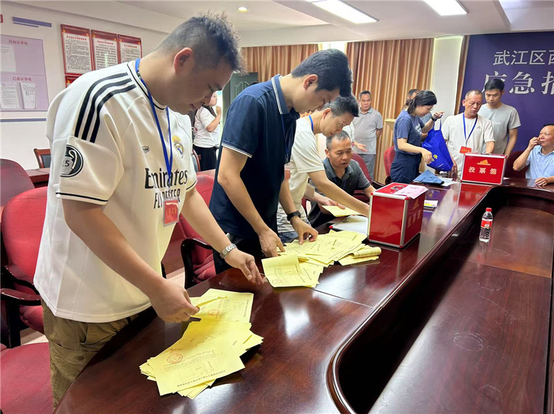 圖為工作人員計票.jpg