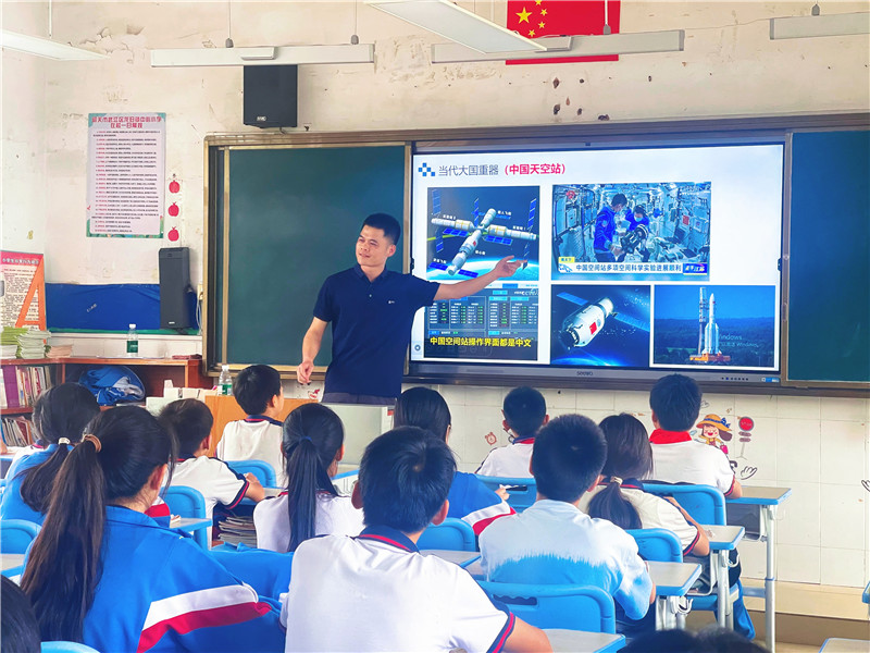陳名濤博士給龍歸中心小學學生上課.jpg